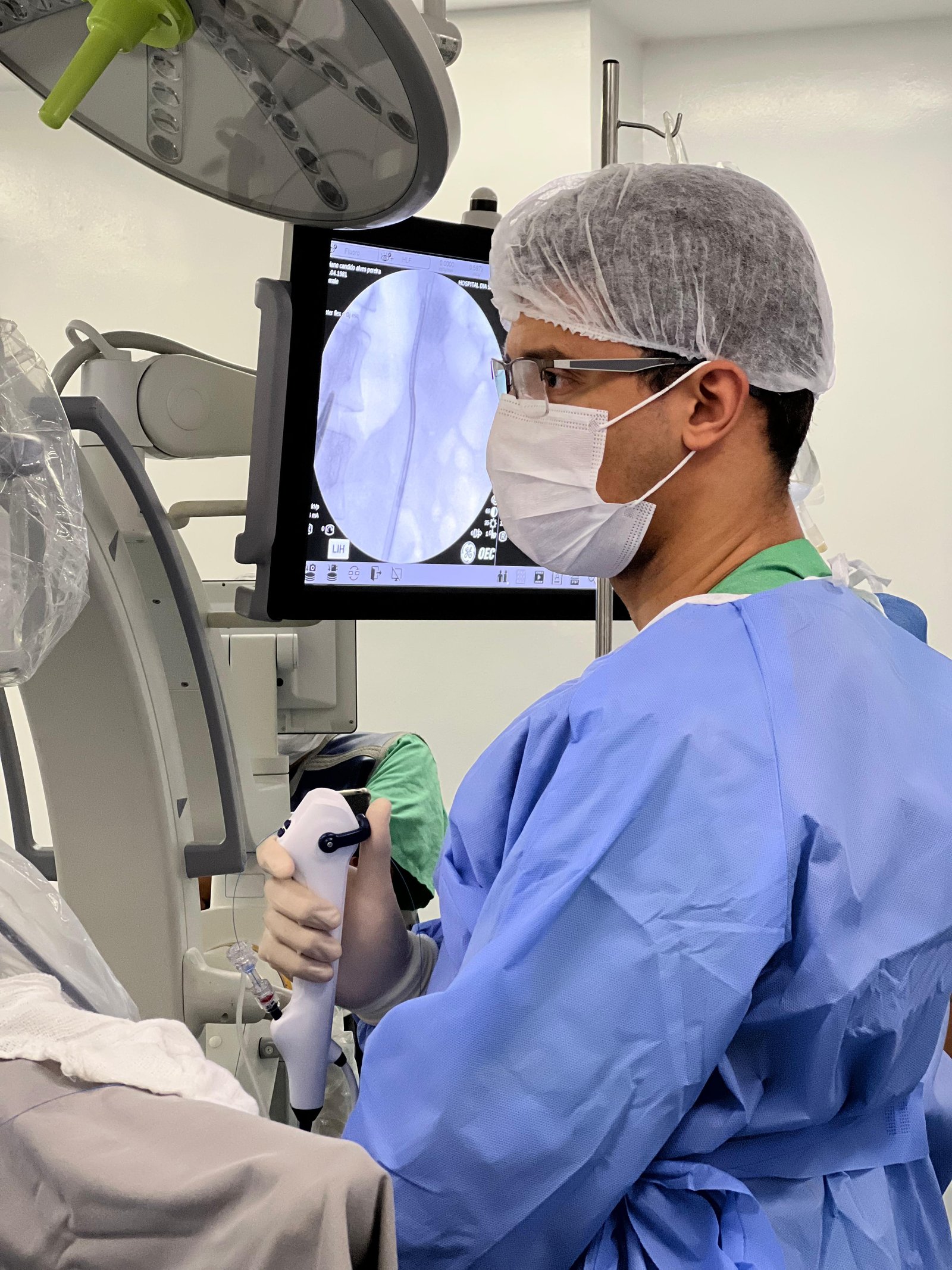 Dr. Rafael em atuação cirúrgica